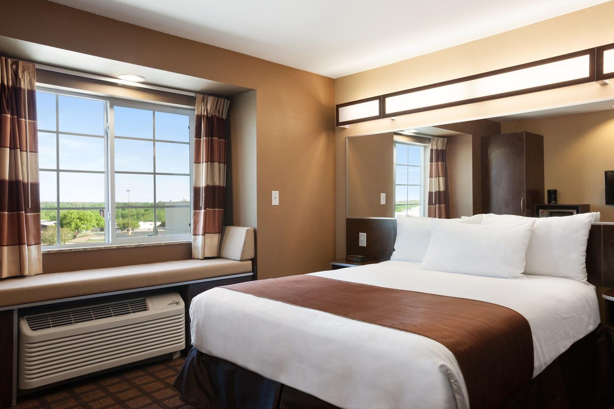 Microtel Inn & Suites Kenedy Eksteriør bilde