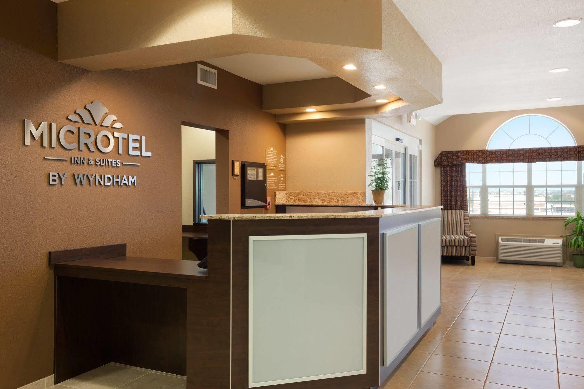 Microtel Inn & Suites Kenedy Eksteriør bilde